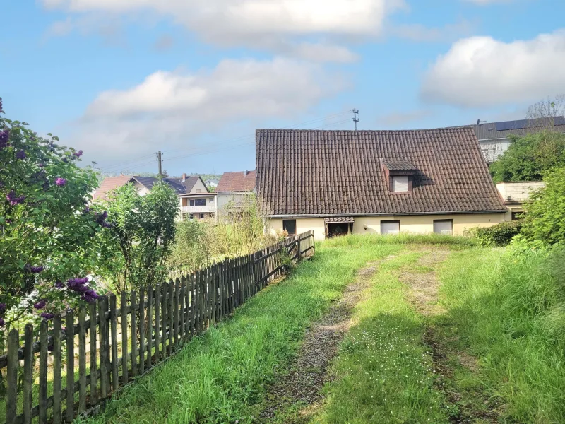 Zufahrt Grundstück - Haus kaufen in Meckesheim - Sanierungsbed. Einfamilienhaus mit tollem Garten und Ausbaupotential in Meckesheim-Mönchzell