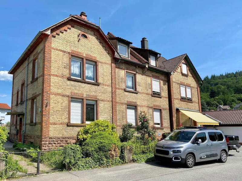 Ansicht Straße - Haus kaufen in Neckargemünd - Sanierungsbedürftige, großzügige Doppelhaushälfte mit viel Potenzial in Neckargemünd