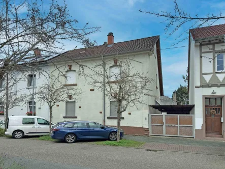 Ansicht - Haus kaufen in Schwetzingen - Sanierungsbedürftiges Ein- oder Zweifamilienhaus in Schwetzingen