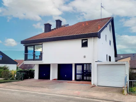 Straßenansicht - Wohnung kaufen in Rauenberg - Charmante 2,5-Zi.-Eigentumswohnung mit Terrasse u. Garten in ruhiger Lage von Rauenberg-Malschenberg