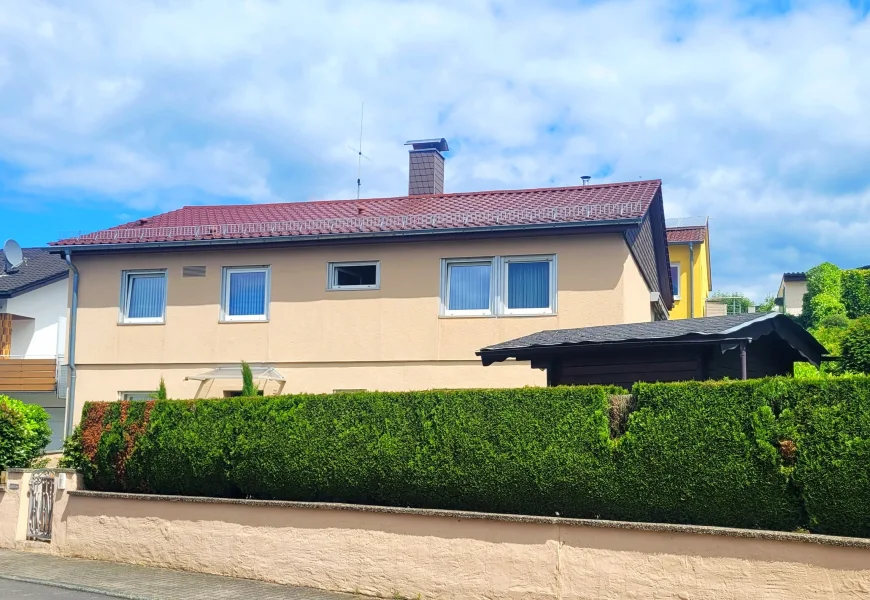 Hausansicht Straßenseite - Haus kaufen in Bammental - Großzügiges Einfamilienhaus mit Garten in ruhiger Lage von Bammental