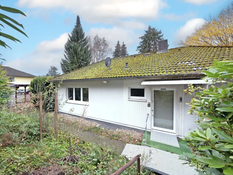 Hausansicht - Haus kaufen in Bammental - Einzigartiges Grundstück mit Bungalow in Waldrandlage von Bammental