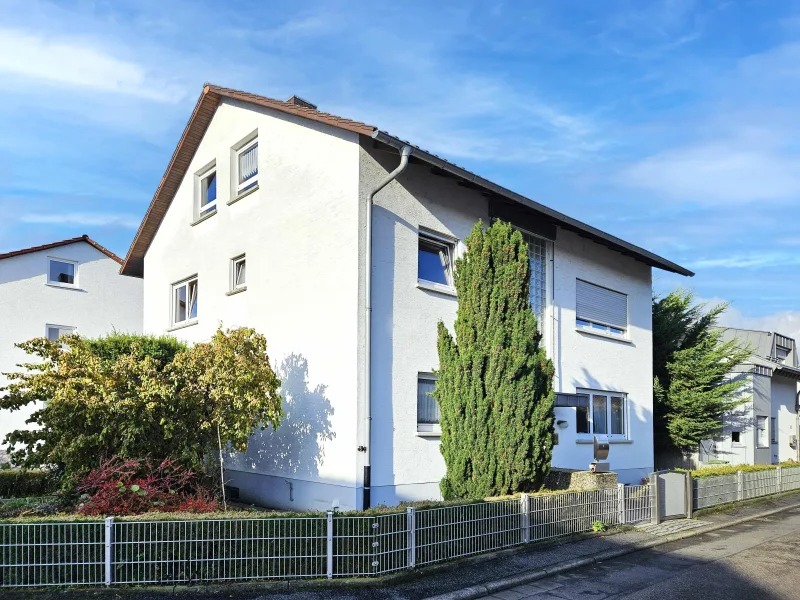 Straßenansicht - Haus kaufen in Sandhausen - Freistehendes Einfamilienhaus mit viel Platz in bevorzugter Waldrandlage 