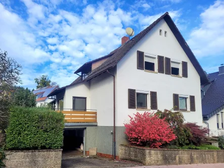 Hausansicht - Haus kaufen in Reichartshausen - Charmantes Einfamilienhaus mit Entwicklungspotential und schönem Garten in Reichartshausen