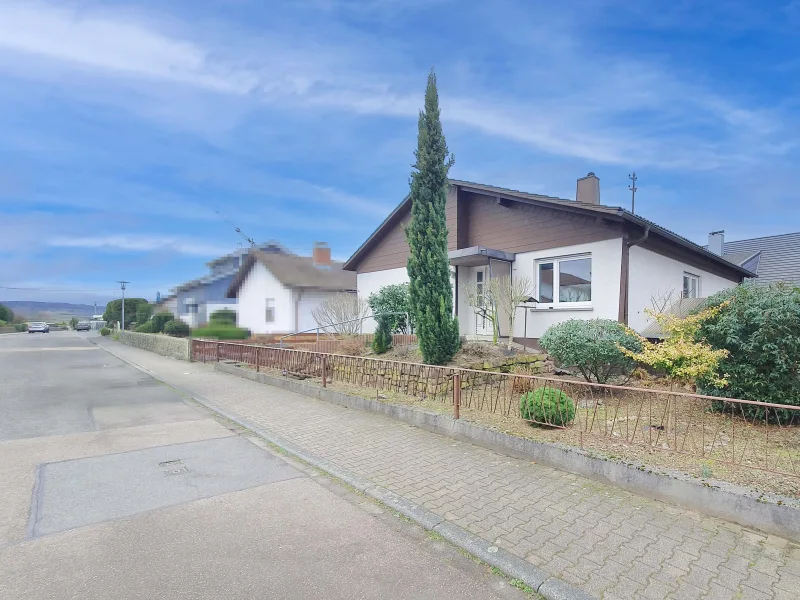 Hausansicht / Straßenansicht - Haus kaufen in Walldorf - Freistehender Bungalow in ruhiger Feldrandnähe in Walldorf – entkernt und bereit für Ihre Ideen