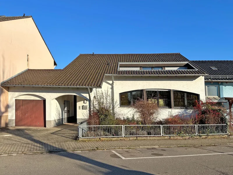 Vorderansicht - Haus kaufen in Oftersheim - Großzügiges Einfamilienhaus in ruhiger Lage von Oftersheim