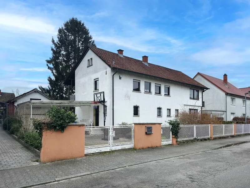 Hausansicht - Haus kaufen in Plankstadt - Freistehendes Zweifamilienhaus in Toplage von Plankstadt