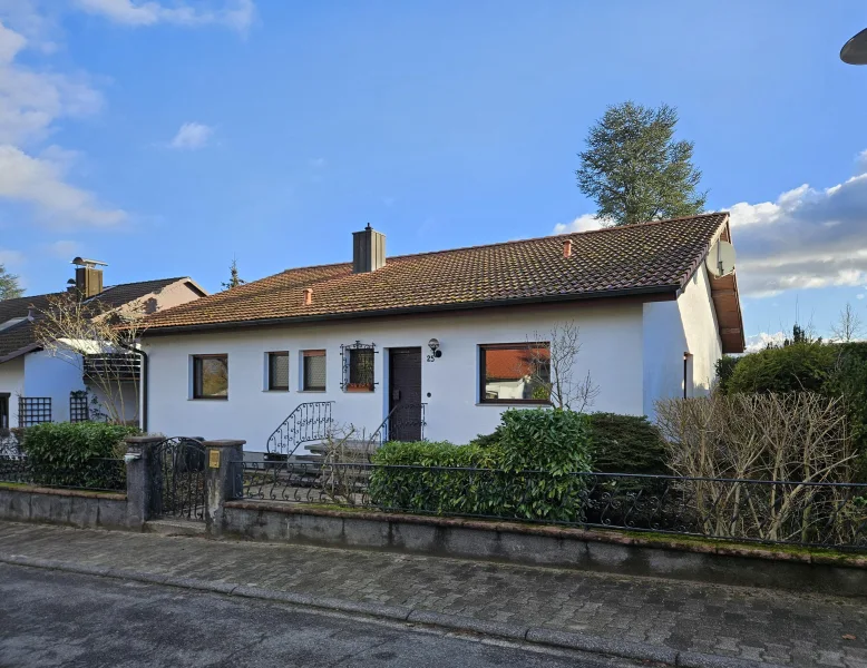 Ansicht Straße - Haus kaufen in Wiesloch - Gemütlicher Bungalow in ruhiger Sackgassenlage in Wiesloch-Baiertal