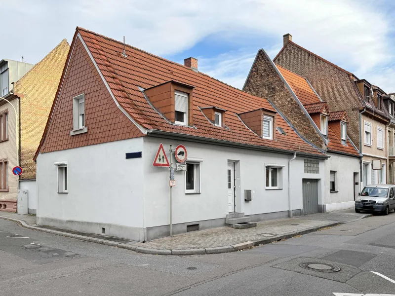 Vorderansicht - Haus kaufen in Mannheim - Älteres Einfamilienhaus mit gemütlichem Innenhof in Mannheim-Neckarau