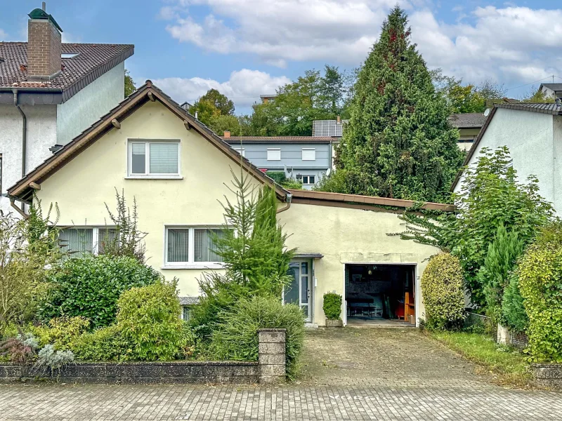 Hausansicht - Haus kaufen in Neckargemünd - Neckargemünd: Interessante Doppelhaushälfte in guter Lage mit Garten und viel Potenzial