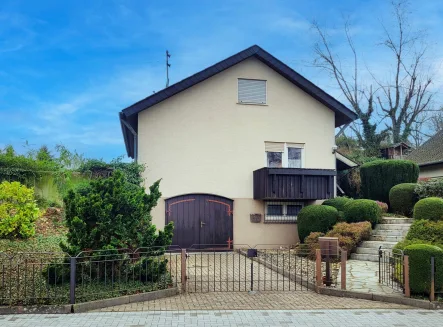 Straßenansicht - Haus kaufen in Sinsheim - Sanierungsbed., kleineres Einfamilienhaus mit tollem Garten in ruhiger Sackgassenlage von Hoffenheim