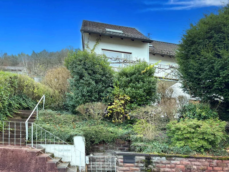 Hausansicht - Haus kaufen in Heidelberg - Charmantes Einfamilienhaus mit Einliegerwohnung und Garten in Ziegelhausen – Bezugsfrei!