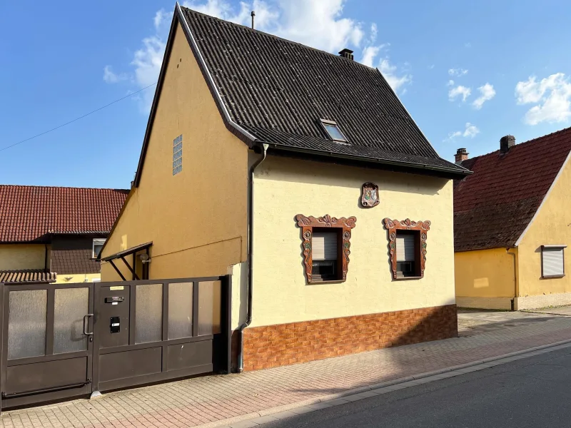 Vorderansicht  - Haus kaufen in Altlußheim - Immobilienpaket! - Zwei ältere Häuser auf ca. 1.035 m² Grundstück in Altlußheim