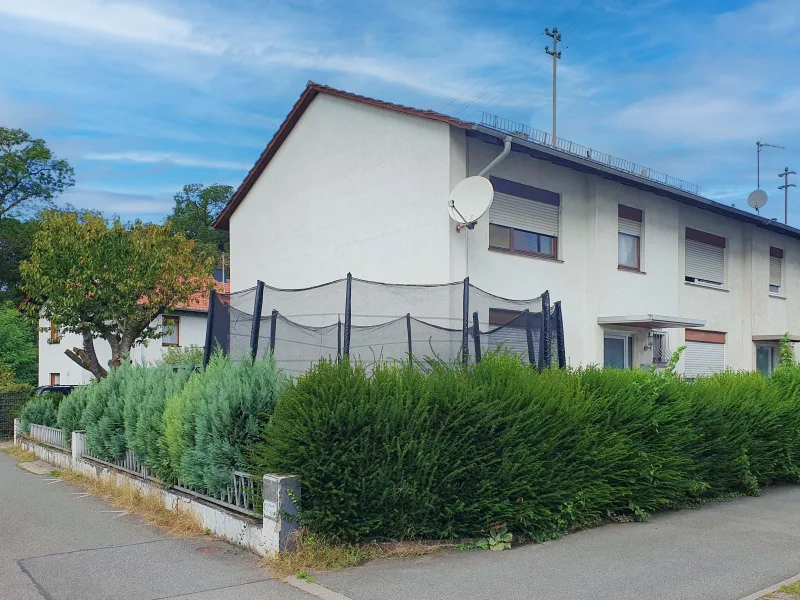 Hausansicht - Haus kaufen in Wiesloch - Vermietetes Reihenendhaus in Randlage von Wiesloch