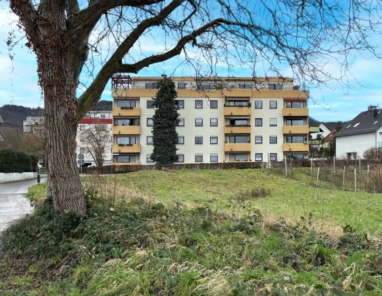 Ansicht - Wohnung kaufen in Hirschberg - Lichtdurchflutete 4-Zimmer-Wohnung mit Sonnenbalkon und Feldblick