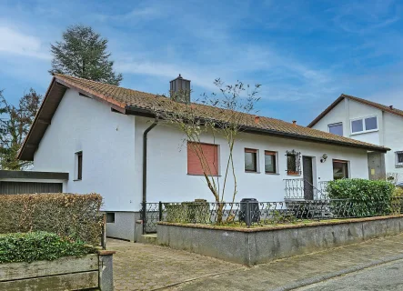 Ansicht - Haus kaufen in Wiesloch - Gemütlicher Bungalow in ruhiger Sackgassenlage in Wiesloch-Baiertal