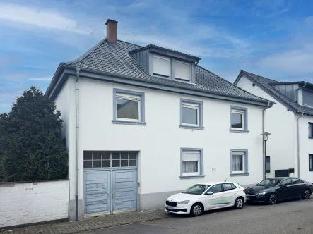 Haus-/Straßenansicht - Haus kaufen in Brühl - Attraktives Dreifamilienhaus in zentraler Lage von Brühl – ideal für Eigennutzer und Kapitalanleger