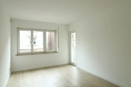 IMG_7818 - Wohnung kaufen in Stuttgart - Modernisierte helle 2,5-Zimmer Wohnung mit Balkon in Top Lage von Stuttgart West!