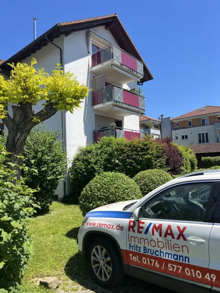 1 - Wohnung kaufen in Wehr - Neueres Baujahr 2000 + Frisch renoviert + Familienfreundlich: 3-Zi-Wohnung mit EBK, Balkon, Garage