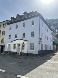 1 - Haus kaufen in Triberg - FÜR PROFIS! Hohe Mietrendite Sanierungsobjekt DIE ALTE BANK ZENTRAL IN TRIBERG (MFH & Gastro/Café)