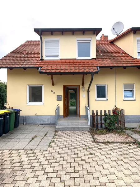 Außenansicht - Haus kaufen in Müllheim - Hügelheim - *Schöne Doppelhaushälfte mit einer drei Zimmer Einliegerwohnung *