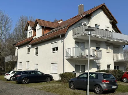Front - Wohnung mieten in Wiesloch - Wiesloch: 1-ZKB im Souterrain mit StPl, quadratisch-praktisch-gut