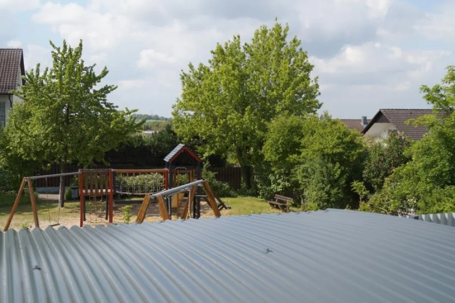 Spielplatz neben Haus