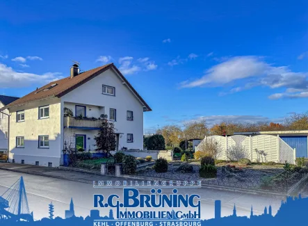 Hausansicht - Haus kaufen in Offenburg - *** RESERVIERT *** 3-Familienhaus mit Garten und drei Garagen