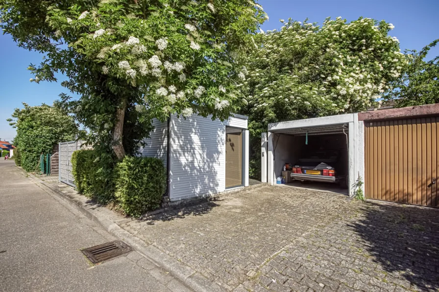 Garage und Stellplatz