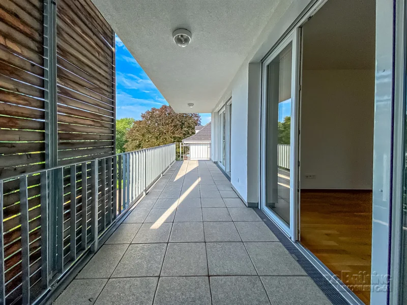 Balkon mit praktischem Sonnenschutz