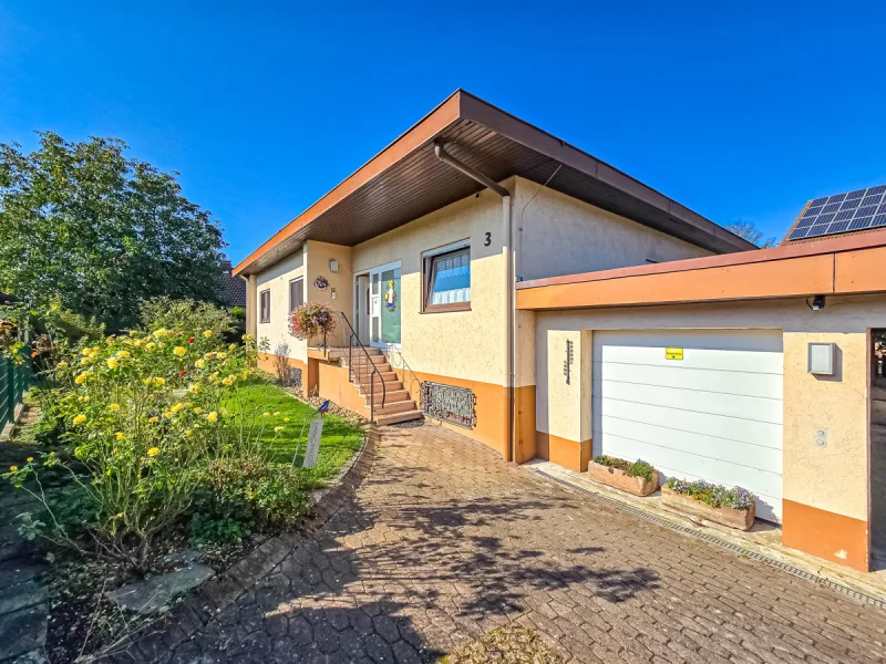 Hausansicht - Haus kaufen in Willstätt - Bungalow mit großer Terrasse und Garten in Willstätt-Ortsteil