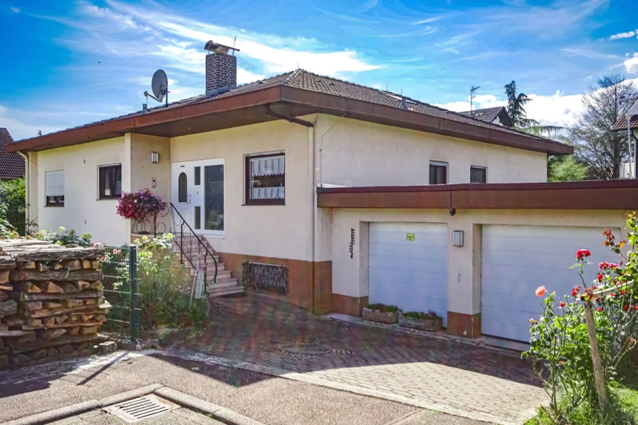 Titelbild  - Haus kaufen in Willstätt - Bungalow mit großer Terrasse und Garten in Willstätt-Ortsteil