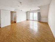 Wohnzimmer mit Balkon