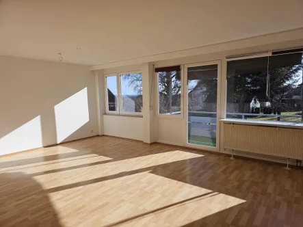 Wohnzimmer - Wohnung kaufen in Loßburg - Lichtdurchflutete 4-Zimmer-Wohnung mit Süd-Balkon