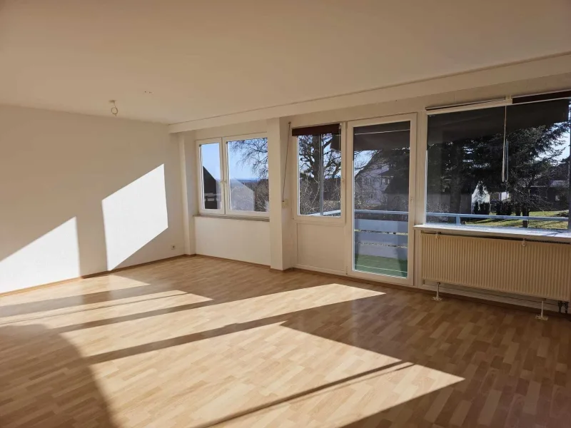 Wohnzimmer - Wohnung kaufen in Loßburg - Lichtdurchflutete 4-Zimmer-Wohnung mit Süd-Balkon