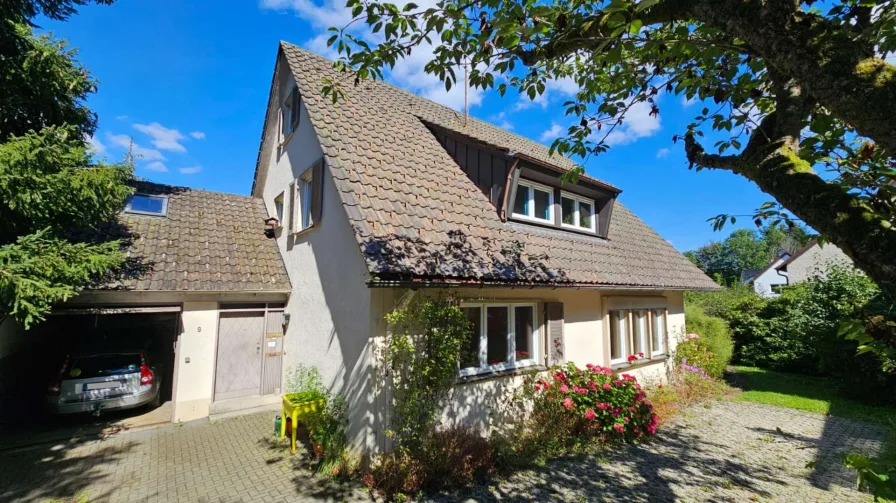 Hausansicht - Haus kaufen in Freudenstadt - Charmantes Wohnhaus mit Balkon & Terrasse im südlichen Freudenstadt