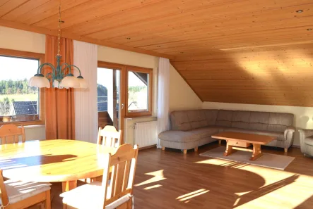 Wohnzimmer - Wohnung kaufen in Dornstetten-Hallwangen - Gepflegte Wohnung mit großem Balkon und Panoramablick