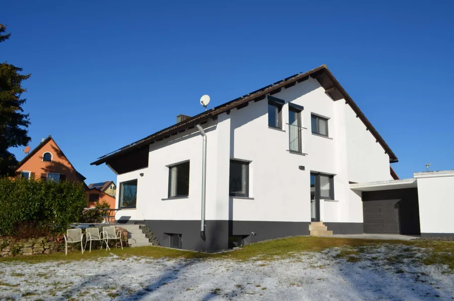 Hausansicht - Haus mieten in Freudenstadt - Modernisiertes Einfamilienhaus mit Terrasse und Garage in Aussichtslage