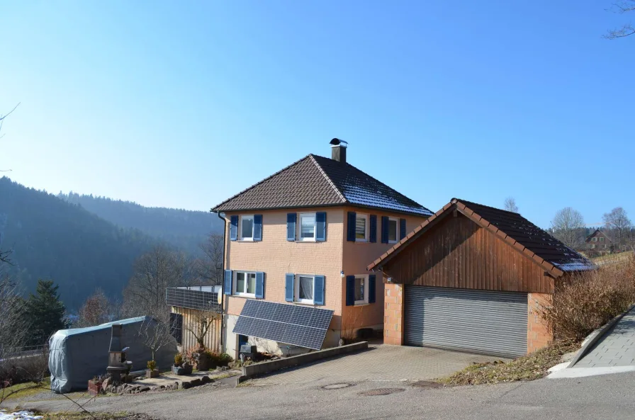 Ansicht Ost - Haus kaufen in Freudenstadt - Charmantes Wohnhaus mit großer Sonnenterrasse und 2 Doppelgaragen