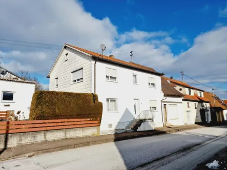 Ansicht Straße - Haus kaufen in Heidenheim - Wohnhaus mit Nebengebäude in Oggenhausen