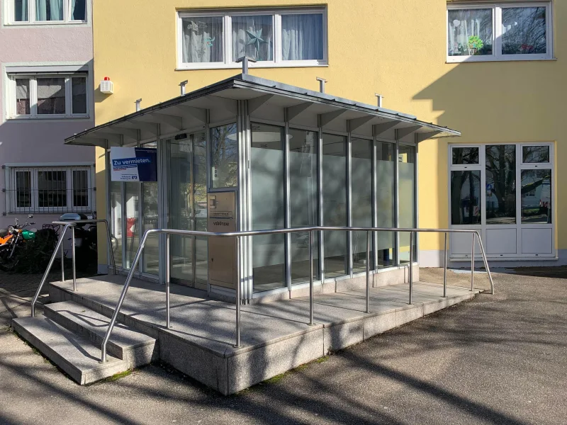 Eingangsbereich - barrierefrei - Büro/Praxis mieten in Freiburg - Büro/Praxisfläche im Stadtteilzentrum