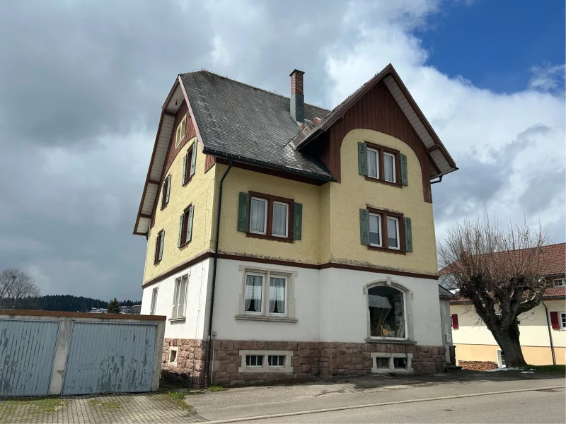 Ansicht - Haus kaufen in Lenzkirch - Vielseitiges Wohnhaus mit Potential