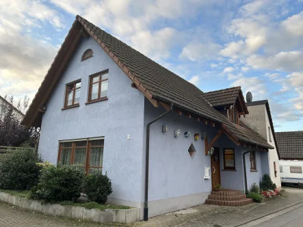 Vorderansicht - Haus kaufen in Bad Krozingen - Charmante Doppelhaushälfte 