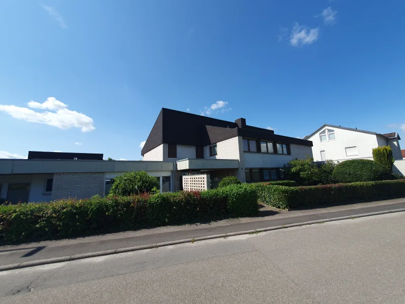 Straßenansicht - Haus kaufen in Schwaigern - Großes Einfamilienhaus  mit Garten und Doppelgarage  im beliebten Schwaigern