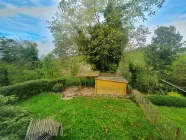 Großzügiger Garten mit Blick ins Grüne und Gartenhaus