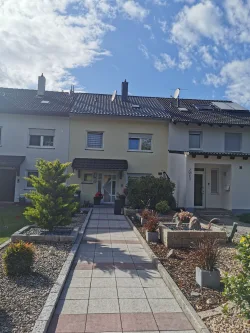 Hausansicht Vorderseite - Haus kaufen in Ettlingen-Bruchhausen - Kapitalanlage mit Zukunft