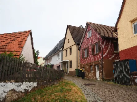 Hausansicht Straßenseite - Haus kaufen in Neulingen - kleines Fachwerkhaus mit großem Garten