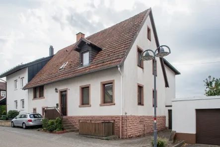 Hausansicht Straßenseite - Haus kaufen in Ettlingen-Schöllbronn - Ein Ausblick zum träumen!