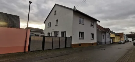 Hausansicht Straßenseite - Haus kaufen in Philippsburg - Vielseitig nutzbares 1-2-Familienhaus in Philippsburg-Rheinheim