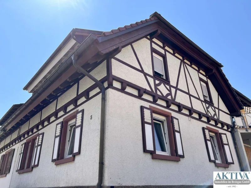 Außenansicht - Haus kaufen in Malterdingen - Malterdingen: Charmantes Zweifamilienhaus mit Scheune und großem Garten